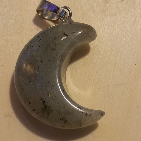 Labradorite moon pendant - Picture 8 of 13